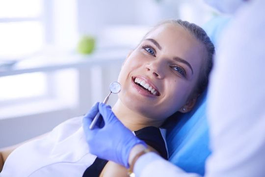 dentista haciendo revisión